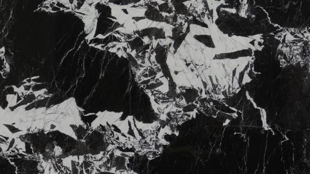 Noir Grand Antique